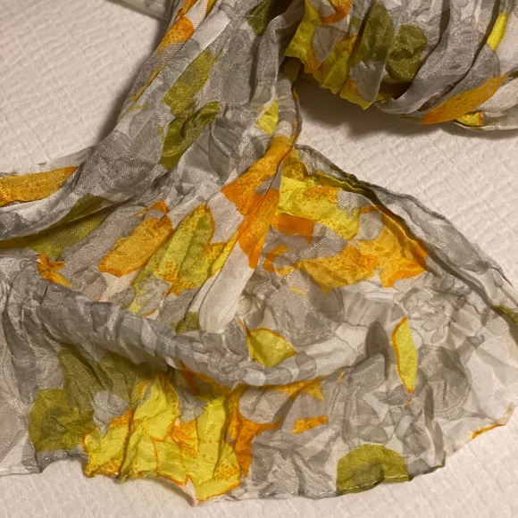 Beautiful scarf - Picture 2 of 3